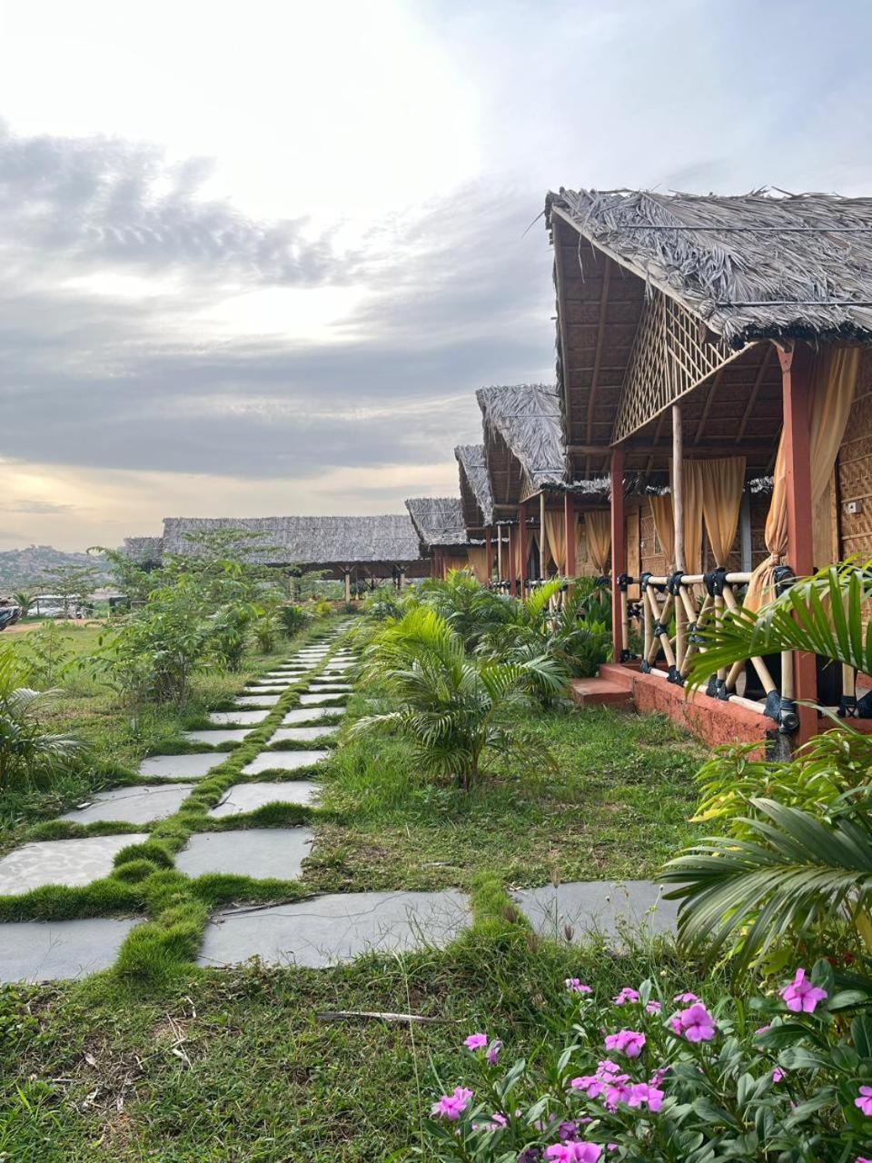 Hotel Hampi Rasta Cafe Exterior foto